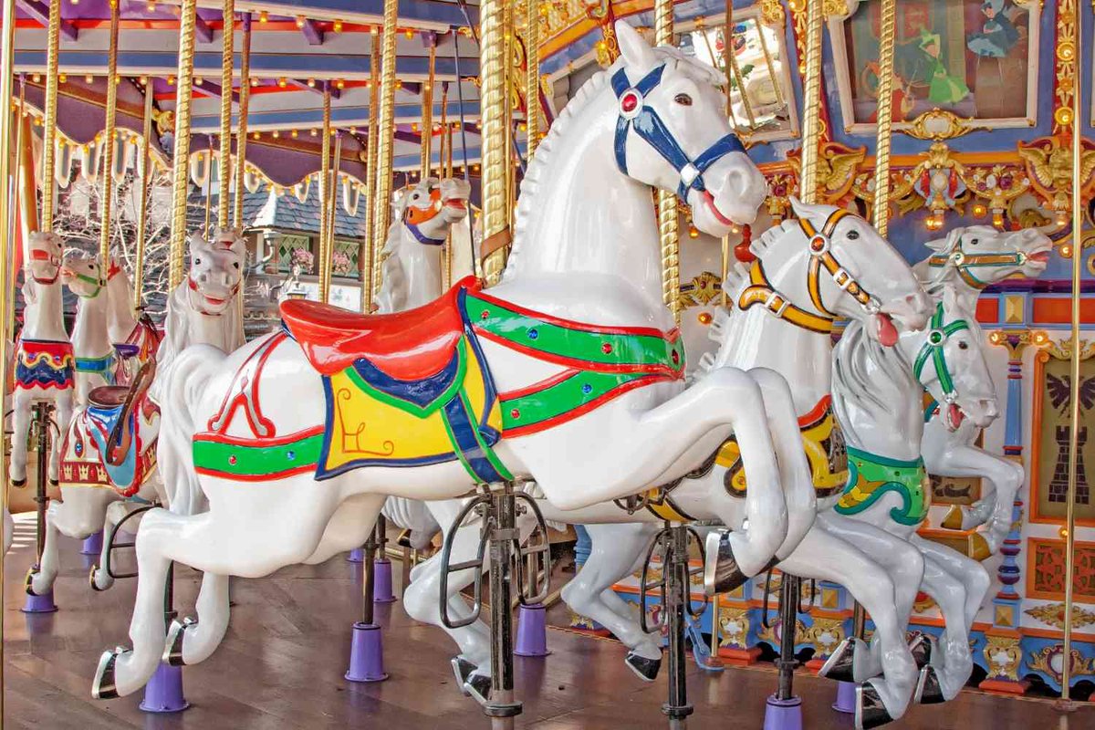 Pour l’anecdote, voyant que les visiteurs préfèrent le cheval blanc, tous les chevaux seront repeints en blanc en 76 ! Et en 2003, des décors sur La Belle au bois Dormant sont ajoutés, ce qui rend le carrousel très cohérent avec le château… et beaucoup moins avec son propre nom.