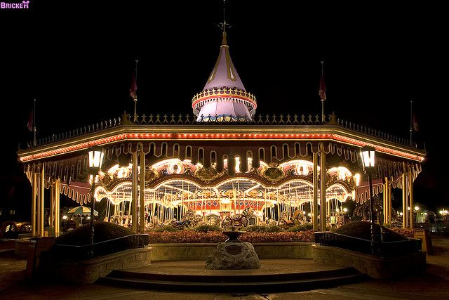1971 – Walt Disney WorldLe « Golden Caroussel » de Cendrillon ouvre avec le parc, et comme son frère californien est un authentique carrousel de 1917 provenant de Detroit, restauré méticuleusement, avec une capacité portée à 90 chevaux (tous blancs) !