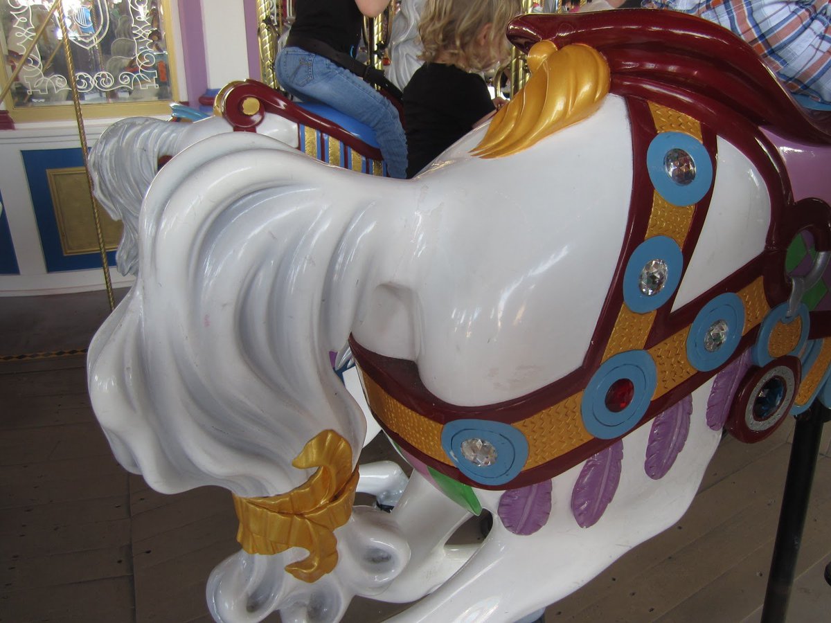 Gros débat sur le cheval de Cendrillon, le seul avec un ruban doré sur la queue. Des imagineers auraient réglé le débat en affirmant que si le cheval de Cendrillon était sur le ride, il serait beaucoup mieux décoré et placé sur le cercle extérieur des chevaux.