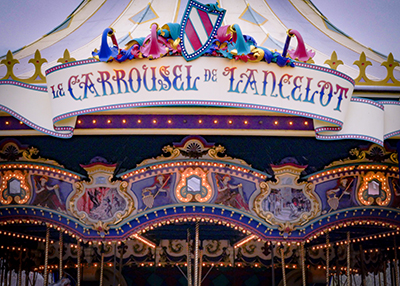 1992 – Disneyland ParisLe Carrousel de Lancelot parisien est unique puisque dédié à un personnage qui n’existe pas dans un Classique Disney. Second plus grand carrousel après celui de Floride, il varie enfin les couleurs de chevaux (robes et armures) !