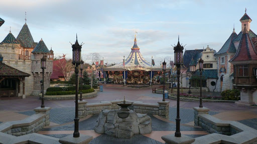 1992 – Disneyland ParisLe Carrousel de Lancelot parisien est unique puisque dédié à un personnage qui n’existe pas dans un Classique Disney. Second plus grand carrousel après celui de Floride, il varie enfin les couleurs de chevaux (robes et armures) !