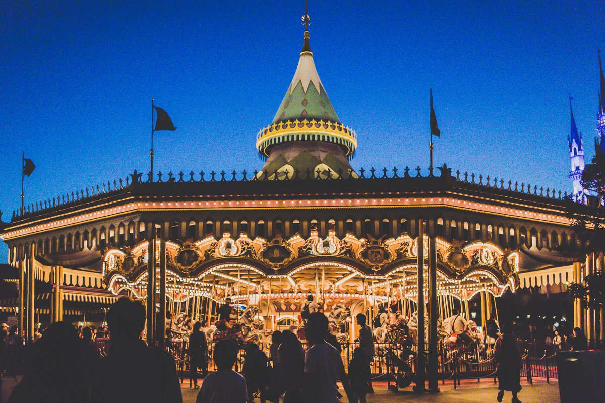 1983 – Tokyo DisneylandCopié-collé du carrousel de Floride, mais créée spécifiquement pour le parc japonais, le manège s’appelle simplement « Castle Carrousel » mais se rattache bien à Cendrillon (et au château donc), et ne comporte là aussi que des chevaux blancs.