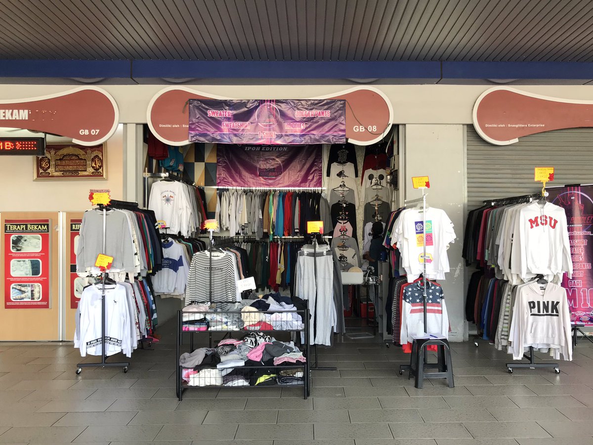 Ayein96's tweet photo. Doakan perniagaan Baju Bundle Saya Semakin hari semakin baik ye 🙋🏻‍♀️ Risau pula kurang orang dekat sini 😅Stok Sweatshirt banyak sangat ni dari tahun lepas simpan 🤙 All Branded pun penuh ni 🤙 Bismillah 🤲 

Location : Mydin, Ipoh https://t.co/ZKOTO2b5cy