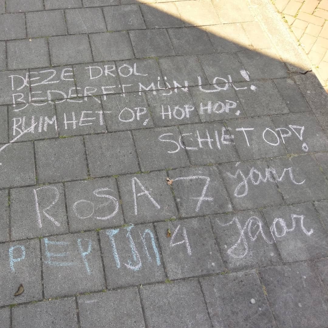 Hop, hop #Utrecht, ruim je hondenpoep op want deze drol bederft mijn lol!