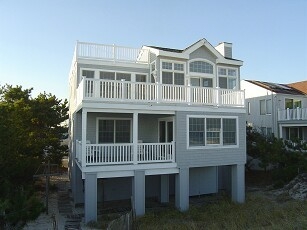 LBIRentals's tweet photo. #LBI #oceanfront #vacationrental. 4 bedroom 2.5 bath reverse living contemporary with incredible ocean views up and down the #beach! 5707 Ocean Boulevard, #BrantBeach.
More info https://t.co/Un5RY3d8lX Sleeps 12. Weeks avail in Sept &amp; Oct. @mancinirealty1 #longbeachisland #nj https://t.co/ECZGRO4KRR