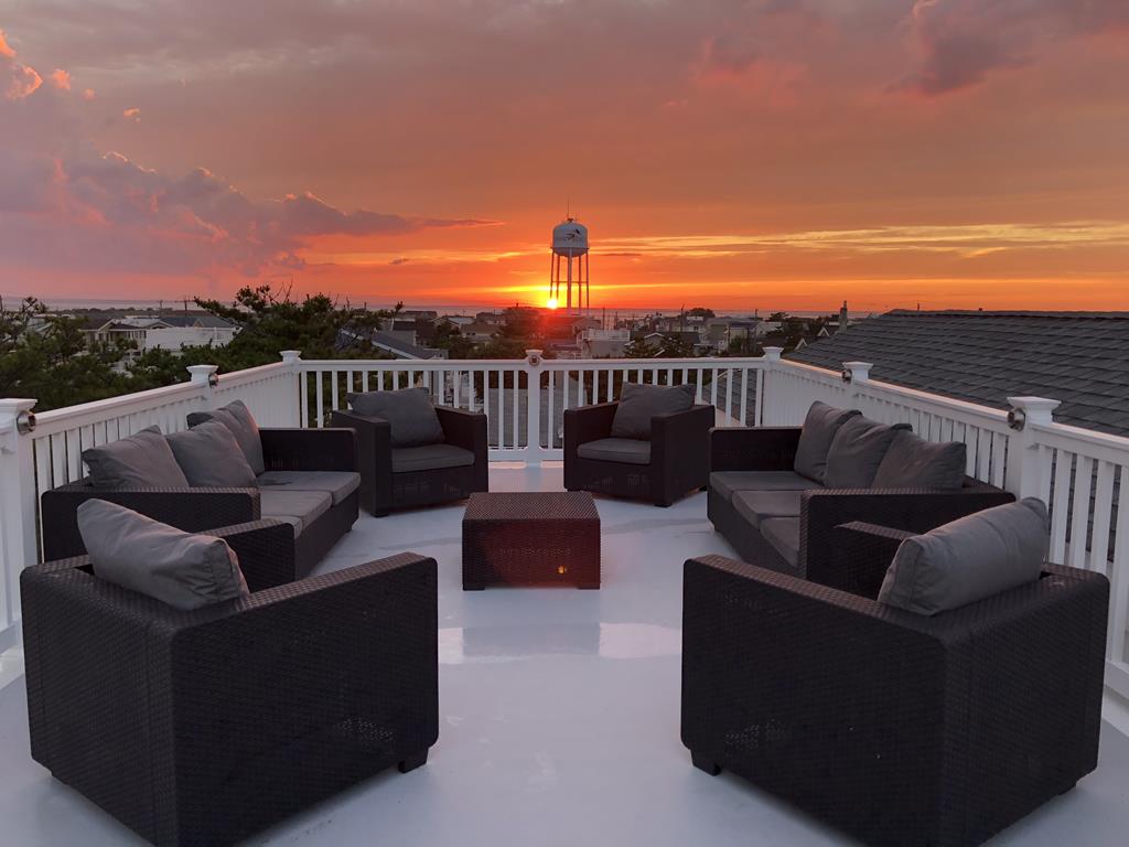 LBIRentals's tweet photo. #LBI #oceanfront #vacationrental. 4 bedroom 2.5 bath reverse living contemporary with incredible ocean views up and down the #beach! 5707 Ocean Boulevard, #BrantBeach.
More info https://t.co/Un5RY3d8lX Sleeps 12. Weeks avail in Sept &amp; Oct. @mancinirealty1 #longbeachisland #nj https://t.co/ECZGRO4KRR