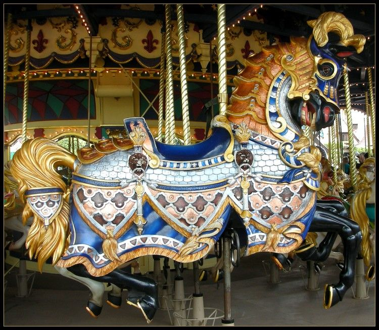 1992 – Disneyland ParisLe Carrousel de Lancelot parisien est unique puisque dédié à un personnage qui n’existe pas dans un Classique Disney. Second plus grand carrousel après celui de Floride, il varie enfin les couleurs de chevaux (robes et armures) !