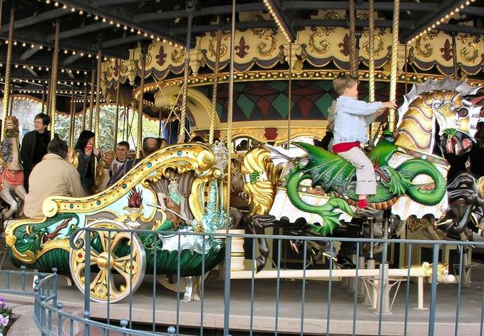 A noter que l’orgue central qui joue des extraits des Classiques Disney, ainsi que les 2 chariots (une première pour un carrousel Disney composé jusqu’à alors uniquement de chevaux) sont des pièces authentiques du début du XXème siècle, dans la tradition des parcs US !