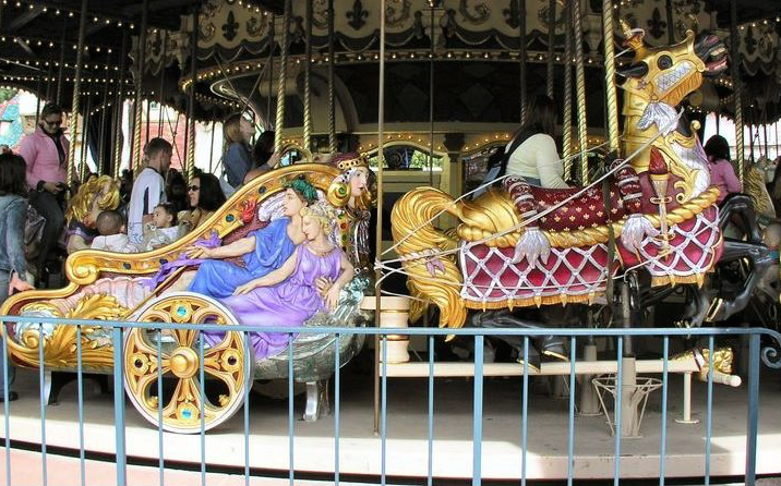 A noter que l’orgue central qui joue des extraits des Classiques Disney, ainsi que les 2 chariots (une première pour un carrousel Disney composé jusqu’à alors uniquement de chevaux) sont des pièces authentiques du début du XXème siècle, dans la tradition des parcs US !