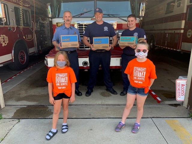 GSNEO's tweet photo. Troop 60154 donated their remaining cookies (155 boxes) to Dover Police, the Dover Fire Stations, and Smith Ambulance! Thank you so much girls! #GSNEOPositivityProject https://t.co/yNjGBLHtHY