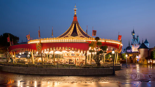 2005 – Hong Kong DisneylandLe « Cinderella Carousel » comporte 60 chevaux blancs, et 8 tableaux retraçant l’histoire de Cendrillon. Il a été spécifiquement fabriqué pour le parc.