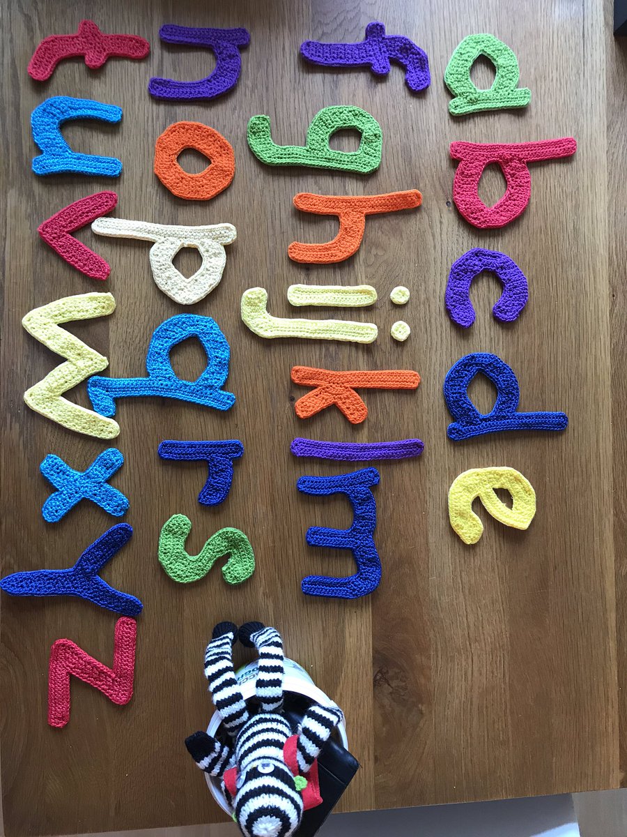 pierewyt's tweet photo. Het is gelukt! Mijn vakantie project is klaar vlak voordat we weer naar school gaan. #alfabet #letterdief met letterpatroon van #haked Beetje aangepast: Mijn letters heb ik op vilt geborduurd met de festonsteek en ik heb de q een haakje gegeven. https://t.co/BlMQtMECaL