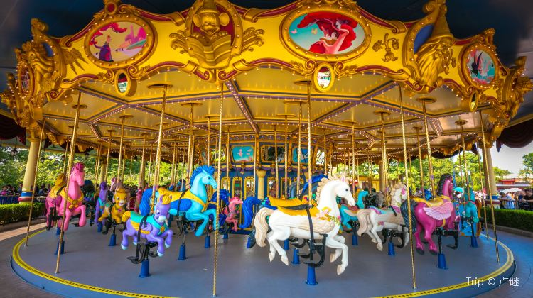 2016 – Shanghai DisneylandDans le parc qui a fait table rase du passé, les Imagineers vont conserver le carrousel qui a inspiré Walt… mais pour tout changer : situé DEVANT le château, basé sur le court métrage «Symphonie pastorale» de Fantasia et composé de chevaux bariolés…