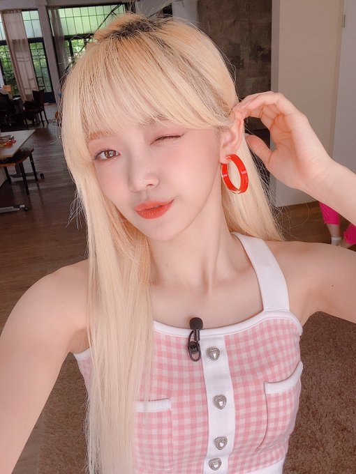 EVERGLOW_Fr's tweet photo. 『 TWITTER ✧ 120820 』

⤷ @EVERGLOW_twt 🇫🇷

«[#ONDA] FOREVERs ! Il pleut beaucoup, vous avez tous votre parapluie avec vous n'est-ce pas ~? ><♡ #LaPLuieArrive #OndaArrive 😉☔️» 
______
#Maiu https://t.co/MZLS8lhzOZ
