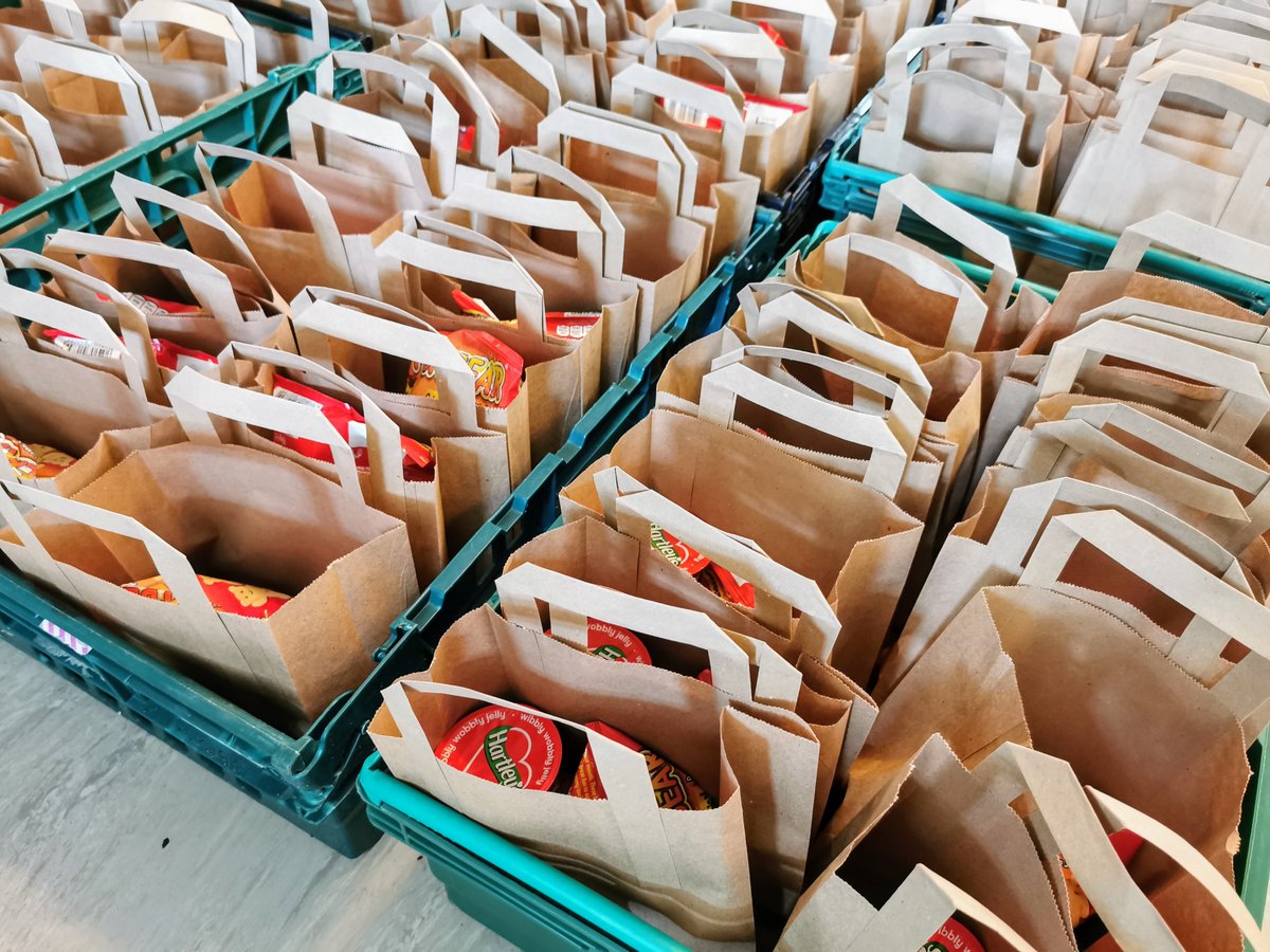 TDCA_2013's tweet photo. Volunteers from #TDCA are out in the sunshine delivering lunches and activities to kids and families across our Halewood community

Please visit https://t.co/QEqx2Hr18k to register for the packed lunch scheme or to request essential boxes

#HereForYou #SMFEmergencyFund #LCRCares https://t.co/EZaehRBLOi