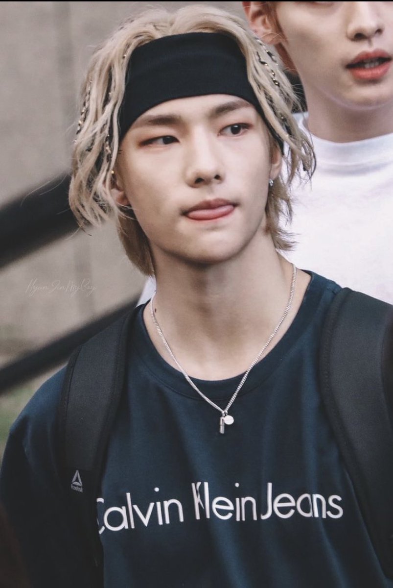 reference_town's tweet image. 😼| Hwang Hyunjin (Stray Kids) references