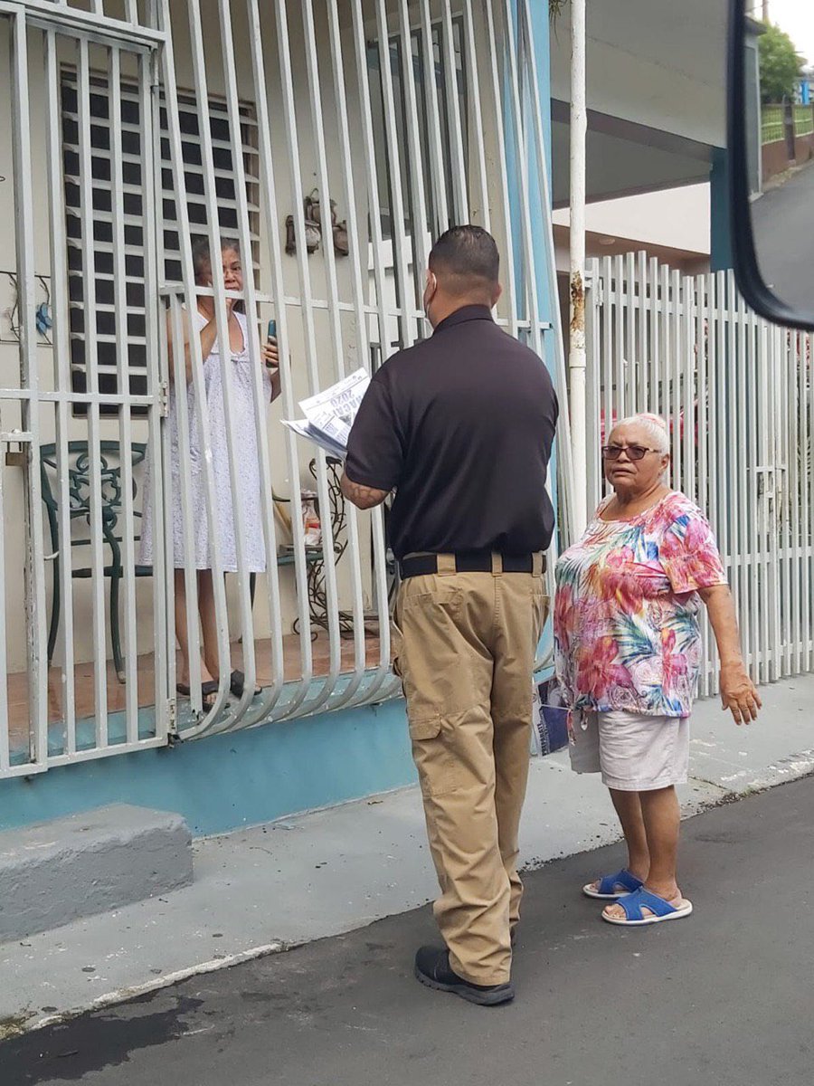 catano's tweet photo. Personal de Manejo de Emergencias Municipal continúa orientando y entregando material informativo sobre la temporada de huracanes en nuestras comunidades. https://t.co/GoamZ7nzB9