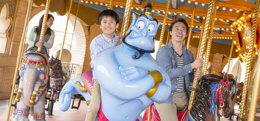 2001 – Tokyo DisneySeaLe Caravan Carousel est un carrousel GÉANT sur deux étages mêlant chevaux et personnages issus du Classique Aladdin. Il est situé dans le land Arabian Coast de Tokyo DisneySea