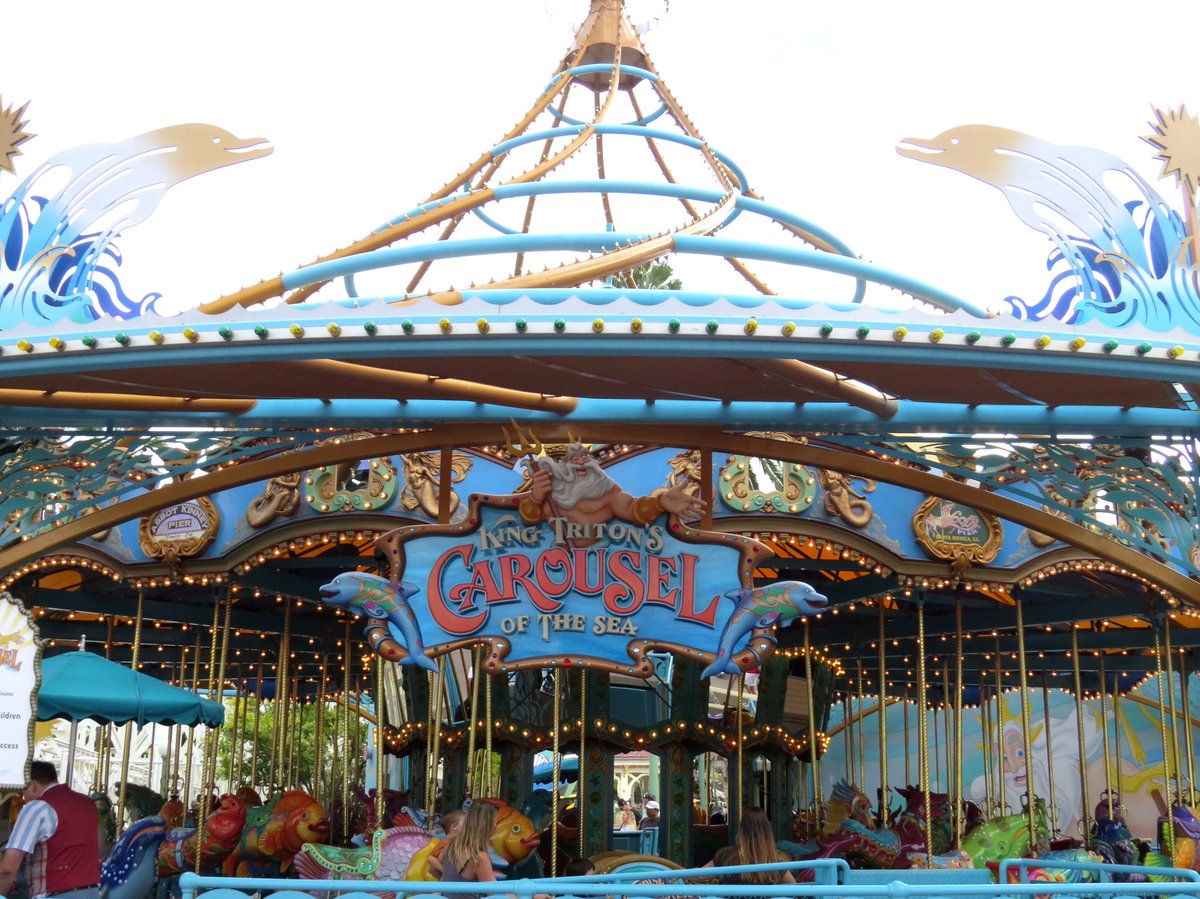 Bonus track – 2001 – Disney’s California AdventuresOuvert sous le nom King Triton's Carousel of the Sea, il sera relooké en Jessie’s Critter Carousel en 2019, où le visiteur peut chevaucher un des 56 personnages du show TV de Woody vu dans Toy Story 2 (c'est... coloré)