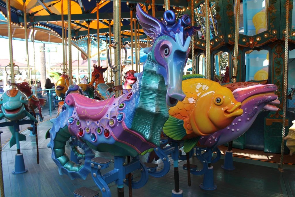 Bonus track – 2001 – Disney’s California AdventuresOuvert sous le nom King Triton's Carousel of the Sea, il sera relooké en Jessie’s Critter Carousel en 2019, où le visiteur peut chevaucher un des 56 personnages du show TV de Woody vu dans Toy Story 2 (c'est... coloré)