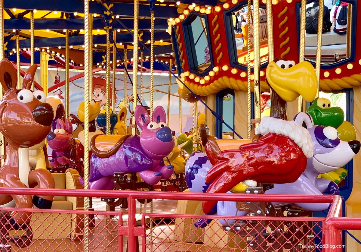 Bonus track – 2001 – Disney’s California AdventuresOuvert sous le nom King Triton's Carousel of the Sea, il sera relooké en Jessie’s Critter Carousel en 2019, où le visiteur peut chevaucher un des 56 personnages du show TV de Woody vu dans Toy Story 2 (c'est... coloré)