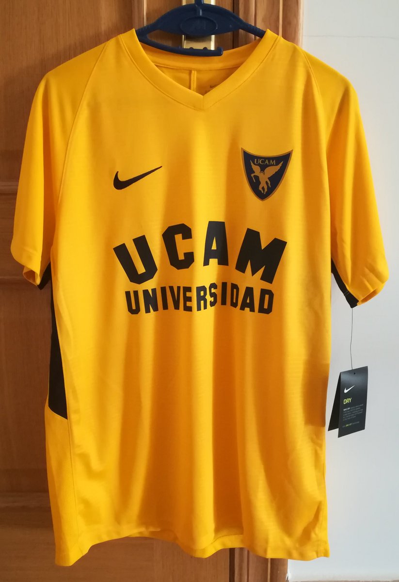 ¡Aquí la tenéis! Sorteo de la 2a camiseta del UCAM Murcia de la temporada 19/20. Talla L, sin nombre ni número. Para entrar en el sorteo simplemente:

1. Seguir esta cuenta <a href="/SrCavaliere/">Alberto García</a>
2. Hacer RT a este tweet.

El sorteo finalizará el viernes 21 de agosto. SUERTE☘️