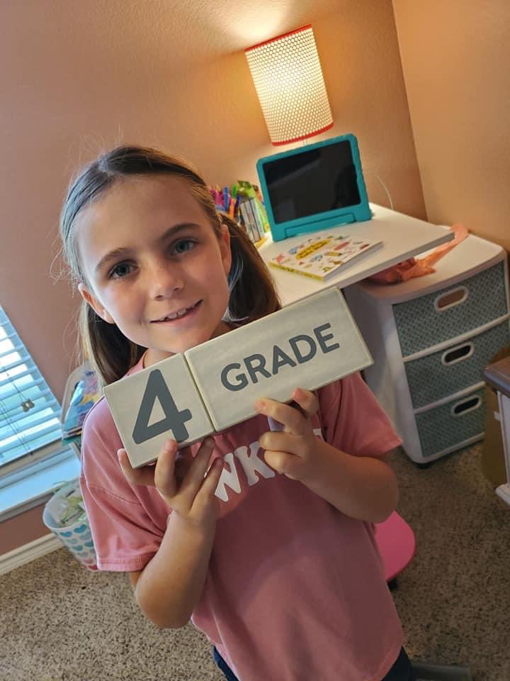 Mollysmamacita's tweet photo. It’s a beautiful day to be the first day of school! 🍎 #allenisdfirstday https://t.co/nFikicMtsN