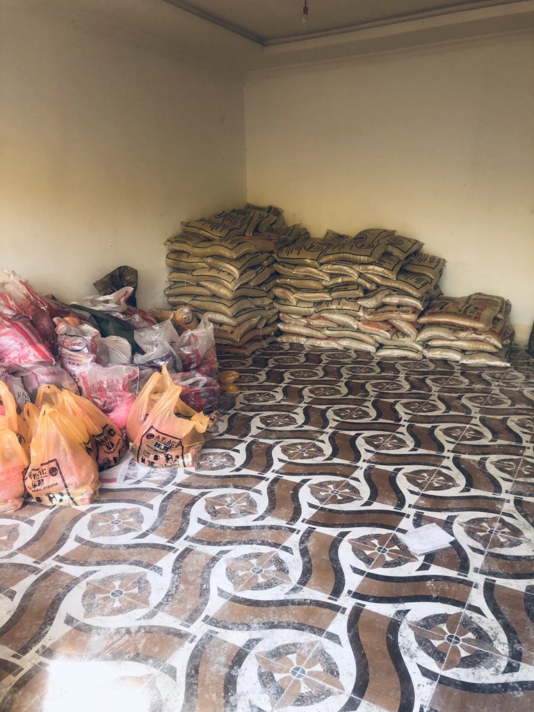 Keri_jud's tweet photo. So today I went to Contribute what I can for Afar region victims and it’s very overwhelming to see people bringing clothes,shoes, food items and house hold stuff. I wish I can give more, 😊We should continue helping where we have to cuz this is us (Ethiopians) 
#AfarNeedsHelp https://t.co/C1DYUhRBfh