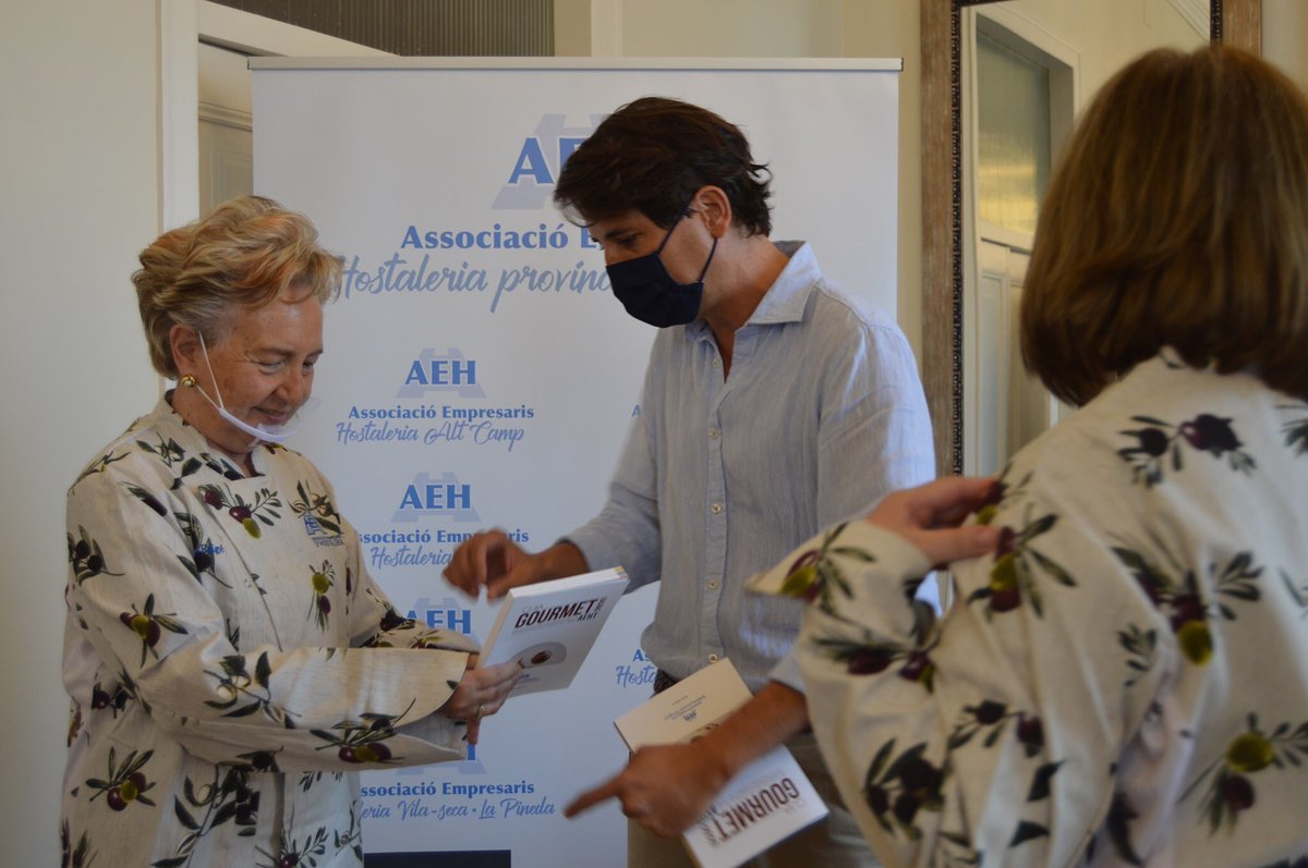 agplanning's tweet photo. ➡️ Des de la #CasaJoanMiret de #Tarragona hem acollit la presentació de la #GuiaGourmet de Restaurants i Hotels de la Costa Daurada i les Terres de l’Ebre 2020, promoguda per l’@AEHTarragona amb la col·laboració de la @Dipta_cat. #AgPlanning 

ℹ️ https://t.co/xypAW5YFk8 https://t.co/3NWlQztqLz