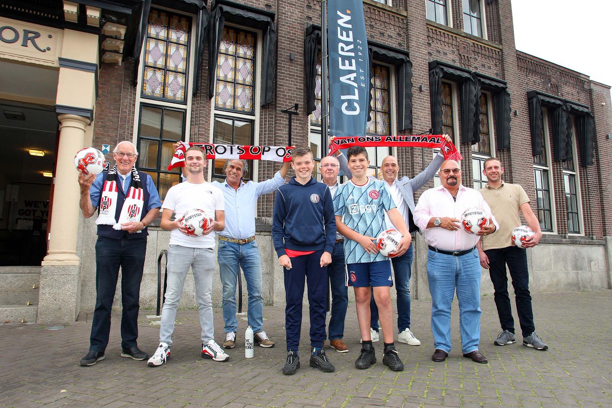 topossofficial's tweet photo. ⚽️🏆| Nog één keer met zijn allen! Vijf keer heeft wedstrijdbalsponsot Claeren supporters blij gemaakt met wedstrijdballen van niet gespeelde thuiswedstrijden. Zij hebben deze teleurstelling een mooie draai gegeven! Aan Claeren en onze supporters: bedankt! https://t.co/NzH8USLVsE https://t.co/utGqdQdJgT