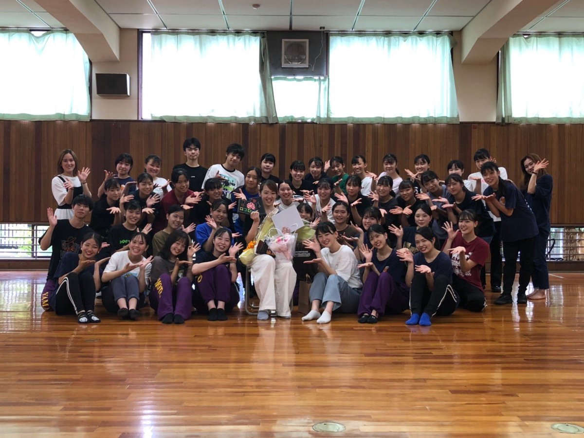 ymmtdanceclub's tweet photo. 私たちのコーチであった新出先生が異動ということになりました。
先生のおかげでダンスをする楽しさを知り、仲間と一緒になってダンスを作り出す喜びや、目標に向かって努力する厳しさを知りました。ダンスだけでなく、礼儀や社会についても学ばせていただきました。
本当にありがとうございました！！ https://t.co/LMw8mL2CgN