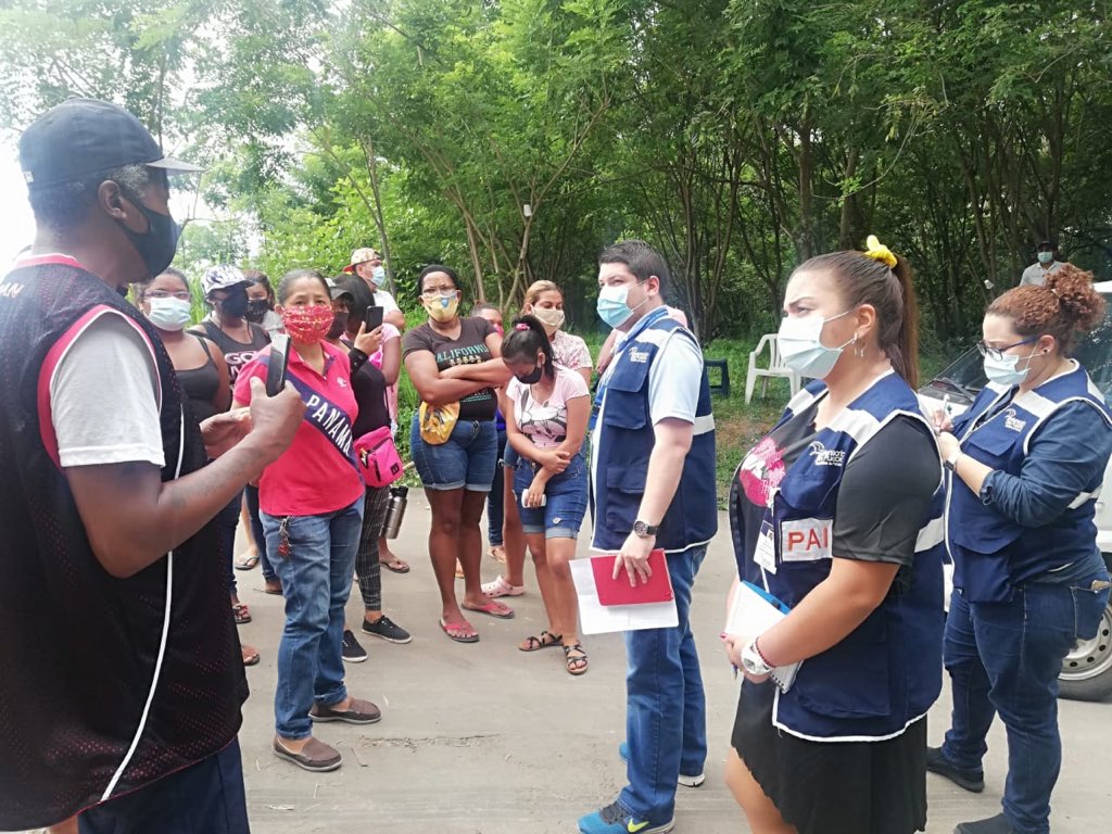 DefensoriaPan's tweet photo. #PanamáOeste | Atendimos el cierre de calle de un grupo de residentes de Playa Leona, que exigen se les incluya en el bono solidario.

Después de un diálogo, se acordó realizar las gestiones para que el equipo Panamá Solidario atienda sus quejas. https://t.co/9ggg2YUyMx