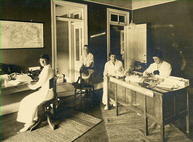 ncculture's tweet photo. The women's suffrage movement in North Carolina began in 1894 with the formation of the North Carolina Equal Suffrage Association in Asheville. #19SuffrageStories Read more: https://t.co/v05USwU4eB

Photo: @NCArchives https://t.co/JsVs1Gv8Rm