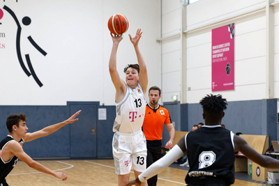 TelekomBaskets's tweet photo. Der @DBB_Basketball-U18-Nationalspieler Simonas Lukosius bleibt dem Rheinland treu und erhält im Zuge seiner Vertragsverlängerung bei den @dragons_de eine Doppellizenz für den erweiterten Baskets-Kader! 🙌
Alle Infos: https://t.co/koO0lz85EO
#HEARTBERG #KooperationVerbindet https://t.co/rKsnPqCROI