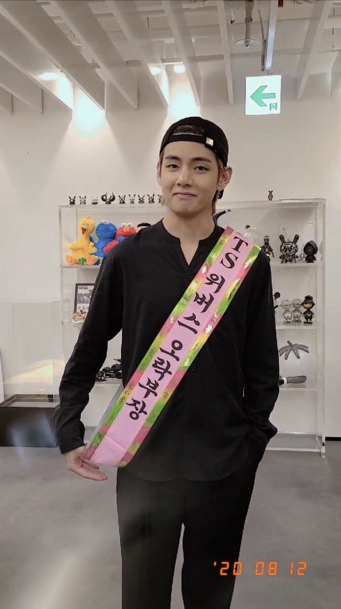 Nhungarch2296's tweet photo. Sau bao ngày thì bé cũng được trao giải 🎉🎉🎉
오빠 축하해요
Congratulations #TAEHYUNG 
I vote BTS (@BTS_twt) as this year’s 2020 #ArtistoftheSummer @965TDY
#MTVHottest BTS @BTS_twt https://t.co/6j3rZ1dwLh
