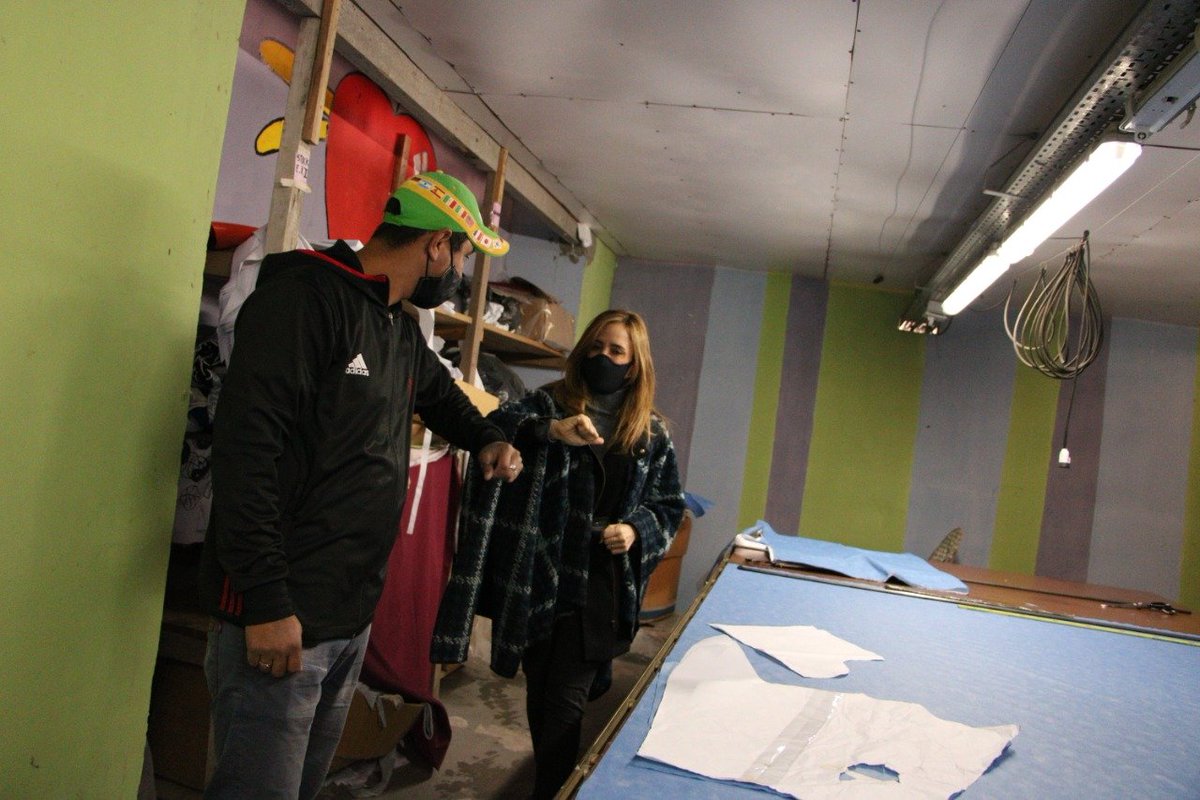 En la naves se arman bicicletas para niños, hay talleres textiles, y también se elaboran alimentos: pastas, conservas, miel, etc. Nos comentan que se está construyendo una oficina de redacción para desarrollar una revista, como también los estudios de una futura radio.
(sigue)