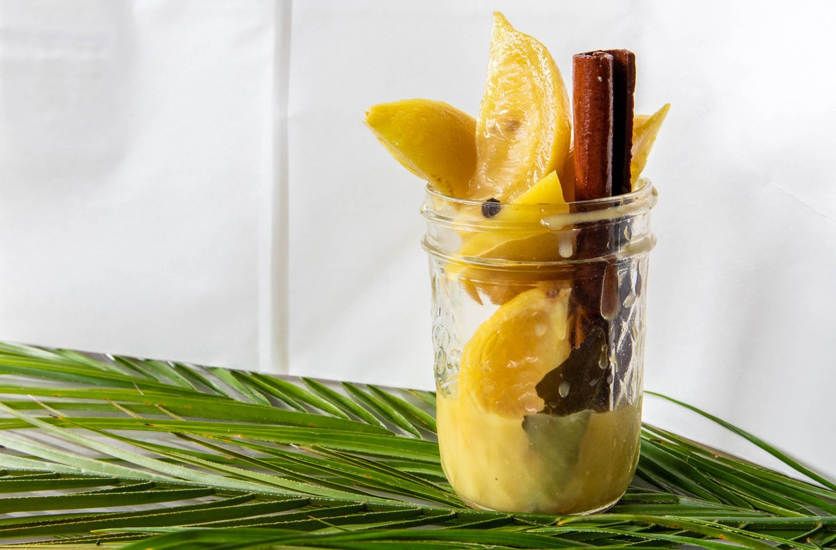 HumansPlant's tweet image. Add citrus + salt to robust cooking techniques with homemade preserved lemons! While the process takes 2 weeks, the prep time is short. Combine all the ingredients, refrigerate, and forget it! Soon enough, you'll have a jar of beautifully preserved lemons. plantlovinghumans.com/recipes-1/pres…