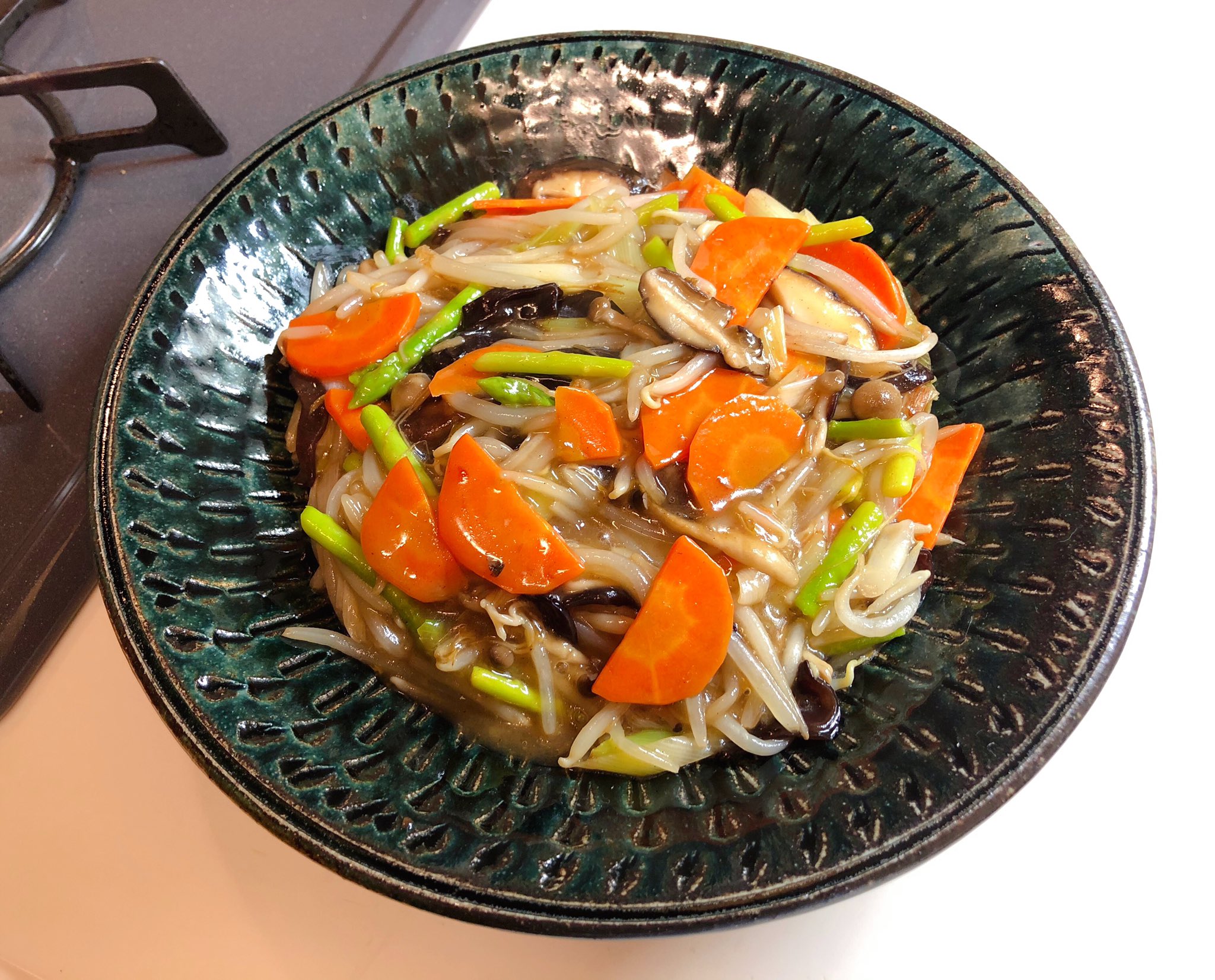 おりえ På Twitter: "野菜炒め美味しく出来た！ 野菜も味付けも何でも良いけど、野菜切ったらボウルでサラダ油大さじ1〜2万遍なく野菜にまぶしてコーティングしてあげればシャキシャキして美味しく仕上がる。 今日は油まぶしたお野菜を強火で炒めて、鶏ガラ・オイスター ...