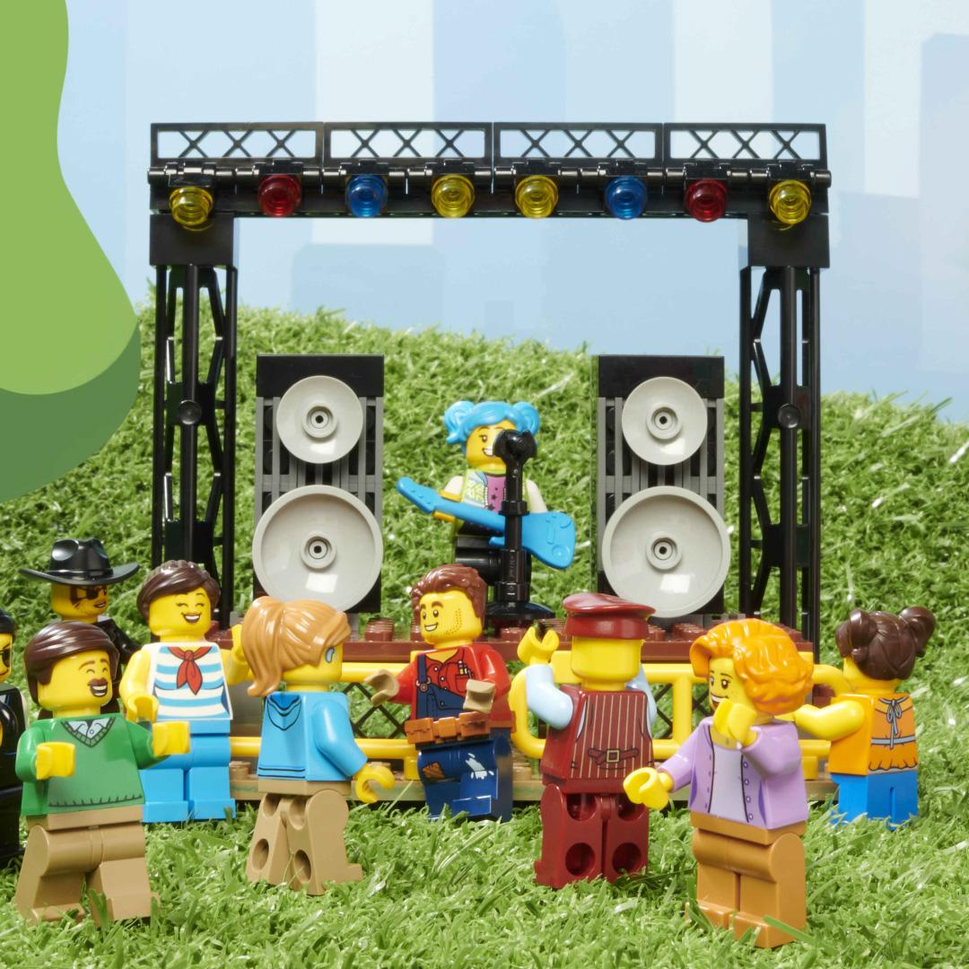LEGO_Group's tweet photo. The new LEGO Main Square set has so many cool details kids and grownups will love playing with together 😊
Check out the diner and the mini concert! 🤩 https://t.co/vSZG7JxGFS https://t.co/nuqZvOQpx9