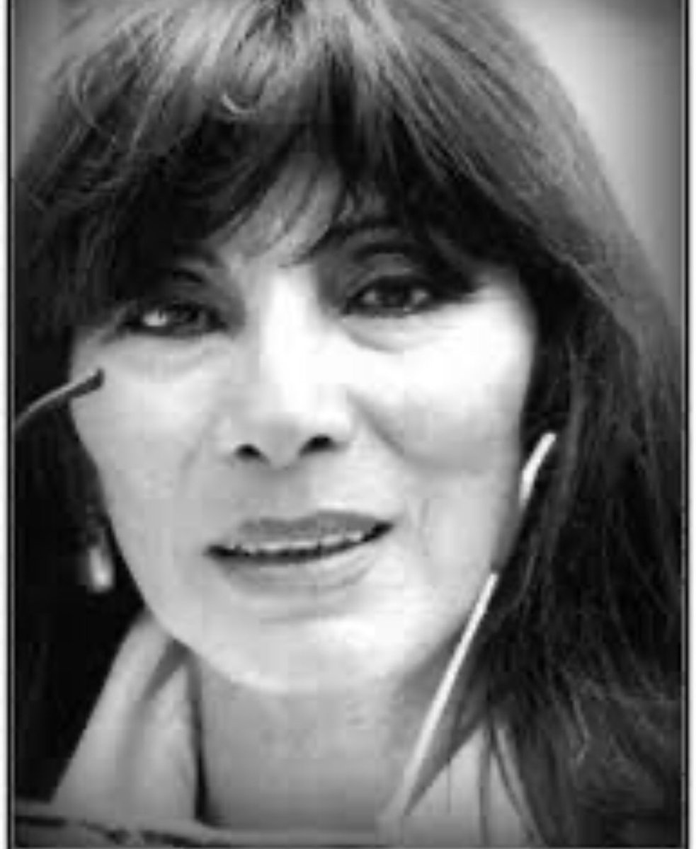 Mi hermosa maestra,Ha dejado un dolor muy grande por su ausencia.Ud es y será siempre luz,amor,sabiduría.Jamás olvidaré sus consejos, el amor a la carrera, a las personas, a la naturaleza, a los animales.Maravillosa actriz y directora de escena...Descanse en paz Nayarita bella🖤