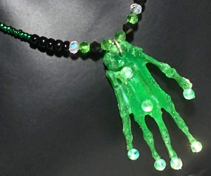 iBrainZombie's tweet photo. ► ► Zombie Hand Necklace ► ► https://t.co/bn1wrwBl7v ► ► 💀 #Zombie #TWD #FearTWD #TheWalkingDead https://t.co/uSeDDOyuqm