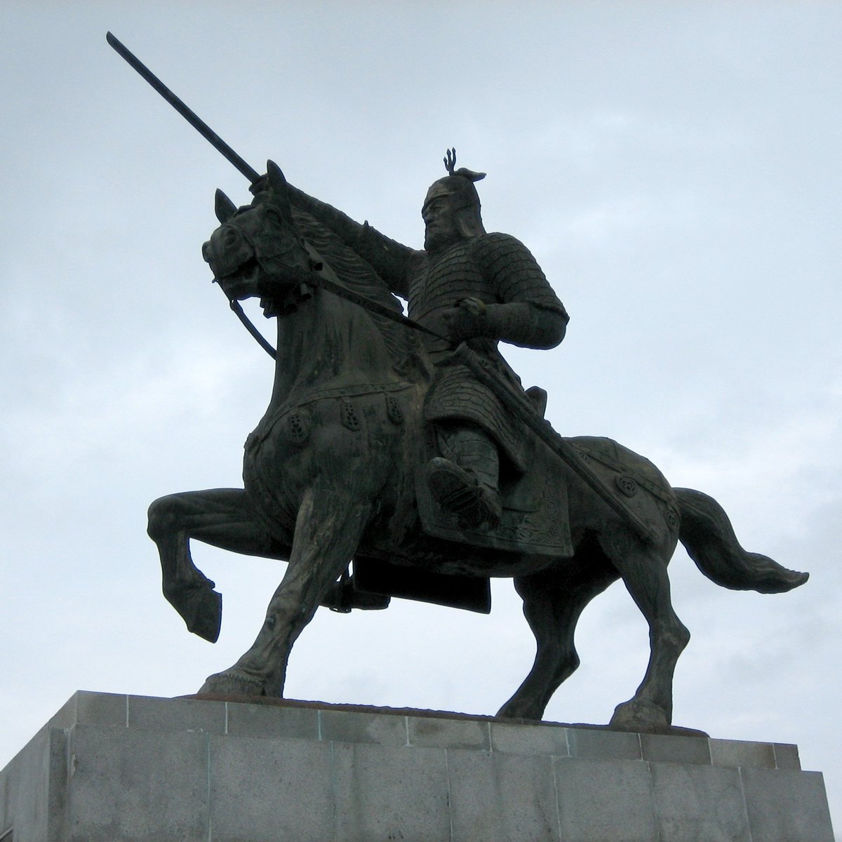 That general was the famous Kim Won-sul, son of General Kim Yu-sin (below). Yu-sin is remembered as maybe the greatest swordsman in Korean history.A clever man who used kites to communicate across channels with his troops on islands, he was also a cruel man who, after his son