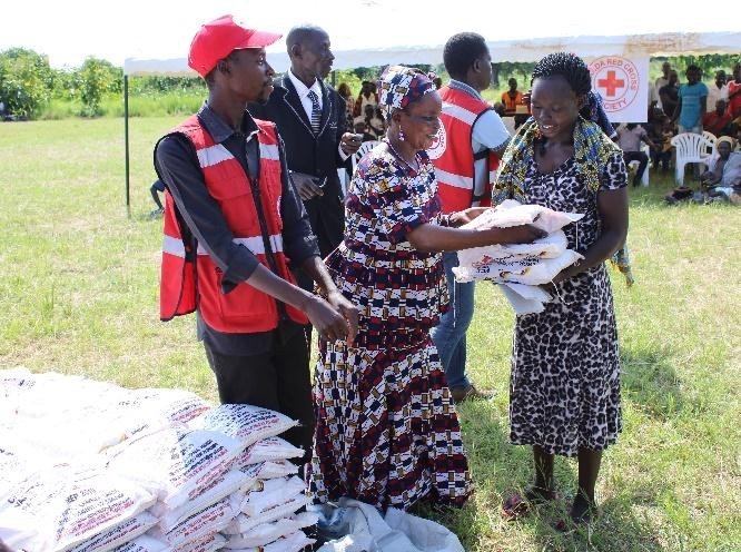roteskreuz_de's tweet photo. Hilfe für Geflüchtete in #Uganda: #DRK verteilt Saatgut u. Werkzeug an 6.500 Geflüchtete aus dem Südsudan. @UgandaRedCross   

❇️ Saatgut: Bohnen, Erbsen, Mais, Erdnüsse, Maniok
❇️ Landwirtschaftliche Geräte: Sicheln, Hacken, Rechen, Gießkanne

Gefördert von @BMZ_Bund https://t.co/0btXAyC6C8