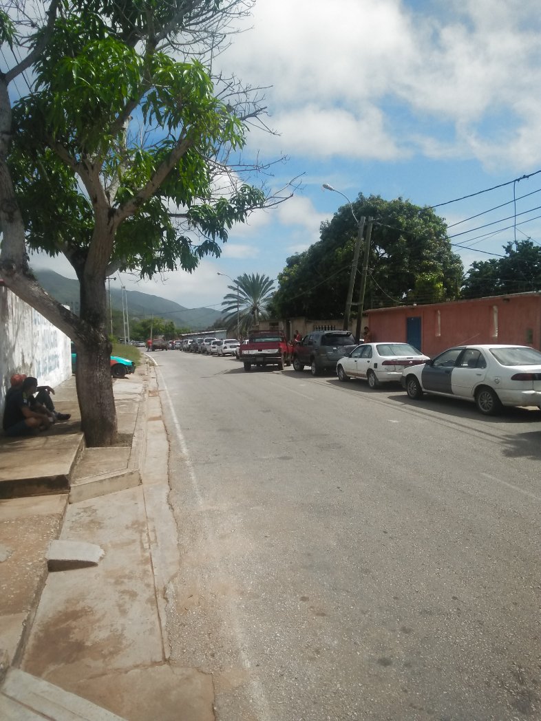 rafaperezc_'s tweet photo. Y en esto nos tienen...  Un rumor de que van a abrir la E/S de Los Cerritos, Isla de Margarita y ya en la cola más de 200 carros... @RConfidencial @BajoLaLupaInfo https://t.co/5VSibchOsQ