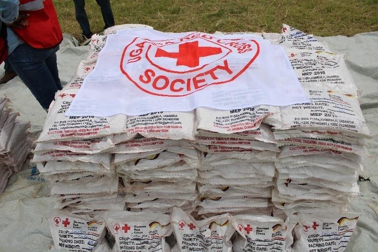 roteskreuz_de's tweet photo. Hilfe für Geflüchtete in #Uganda: #DRK verteilt Saatgut u. Werkzeug an 6.500 Geflüchtete aus dem Südsudan. @UgandaRedCross   

❇️ Saatgut: Bohnen, Erbsen, Mais, Erdnüsse, Maniok
❇️ Landwirtschaftliche Geräte: Sicheln, Hacken, Rechen, Gießkanne

Gefördert von @BMZ_Bund https://t.co/0btXAyC6C8