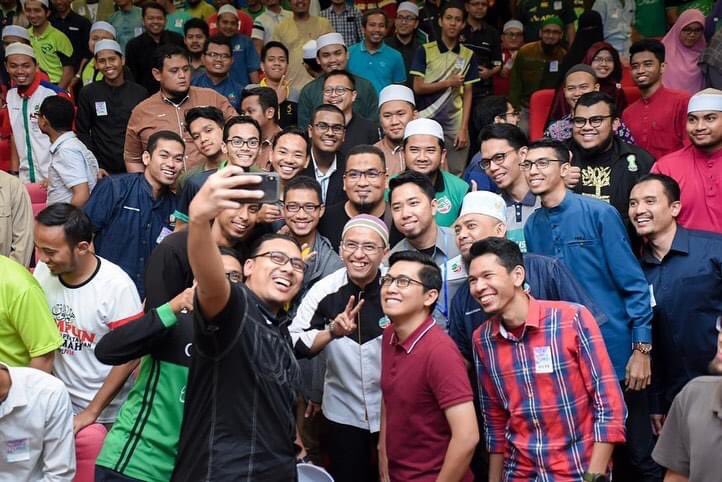 "Beri aku 1000 orang tua, niscaya akan kucabut semeru dari akarnya, 
Beri aku 10 pemuda, niscaya akan kuguncangkan dunia" (Soekarno)

Selamat menyambut Hari Belia Se-Dunia kepada seluruh belia Malaysia khususnya Pemuda PAS dan belia-belia di Jabatan Amal Malaysia.