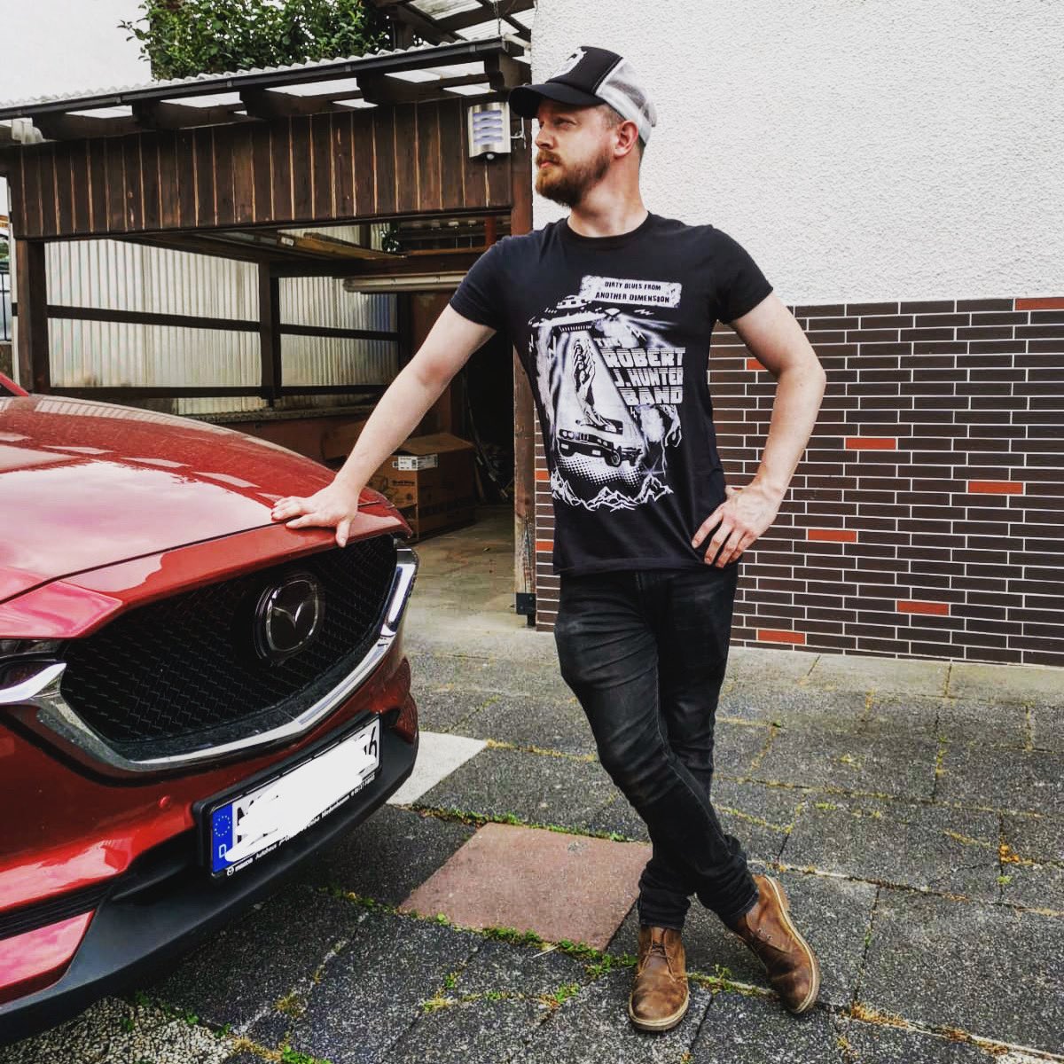eddysmithmusic's tweet photo. Playing a joint, exclusive showcase tonight with Mr @RJHunterMusic in preparation for my #SkylineSessions tomorrow night at Radio Frankfurt, Let’s get sweaty!
PS thanks Rob, for the sweet T-Shirt! https://t.co/UtCbwV9nsg