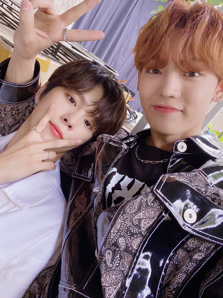 official_ACE7's tweet photo. [#에이스_찬]

오늘 트웬티트웬티 제작발표회를 하고 왔어요!!
그래서 기념으로 현진이랑 사진 찍었는데 진짜 어릴 때 친구랑 찍은 느낌이었다요 :)
트웬티트웬티 기대 많이 해주세요!!

#ACE #에이스 #CHOICE #초이스
#트웬티트웬티 #20X20 #보혀니현지니 https://t.co/P0W0zDGY6l