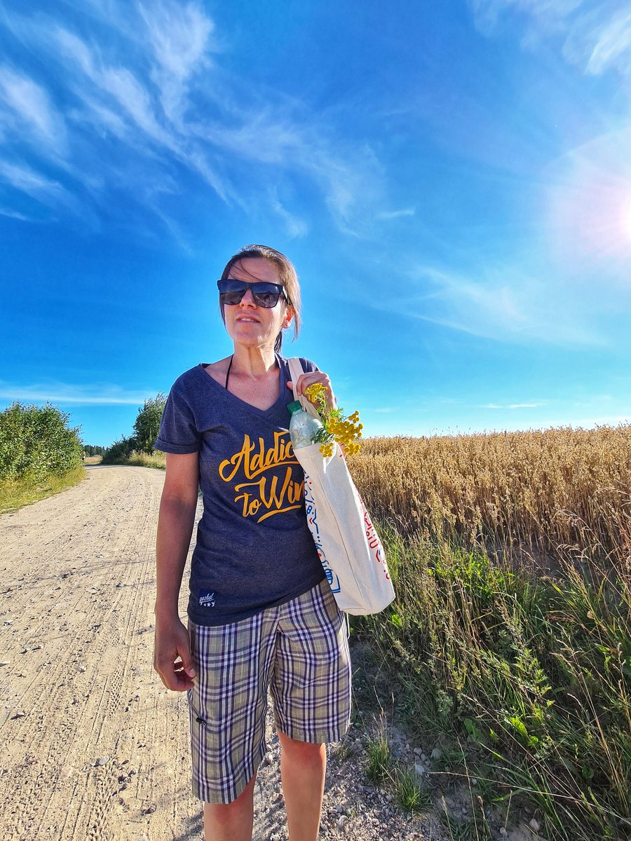 kas_ski's tweet photo. Foto sesja na drodze 😄😎 
Modelka: @kompletnyklops 😍
#kaszuby #wakacje #summertime #spacer #happytime #freetime #sesja #foto #fotosesja #sierpień https://t.co/S5RkC2bLhq
