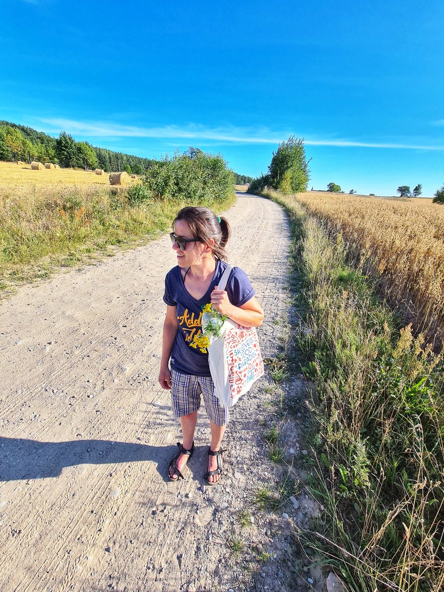 kas_ski's tweet photo. Foto sesja na drodze 😄😎 
Modelka: @kompletnyklops 😍
#kaszuby #wakacje #summertime #spacer #happytime #freetime #sesja #foto #fotosesja #sierpień https://t.co/S5RkC2bLhq